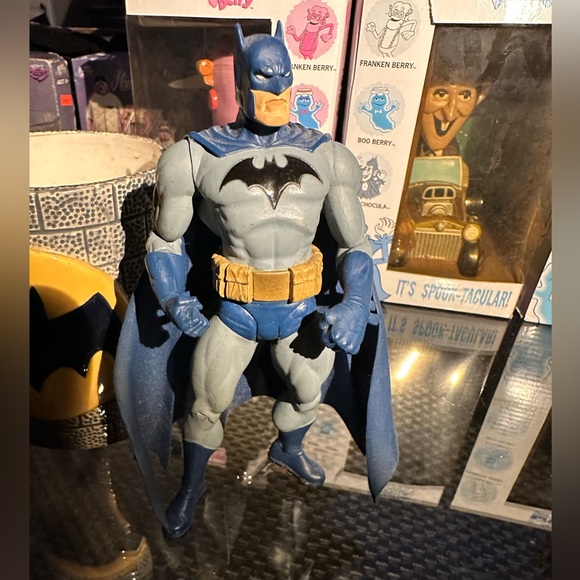 DC Comics™️ Batman™️ collectibleHandPainted Ceramic mug FreeBatmanfigureincluded - Picture 10 of 14